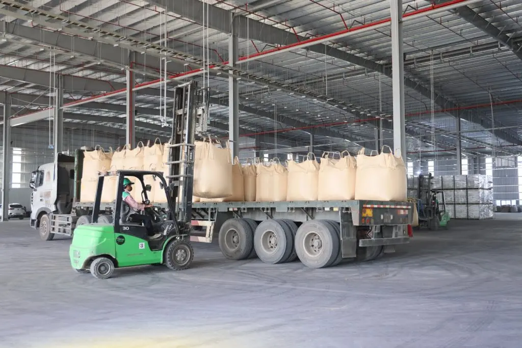 Xe nâng xếp hàng vữa khô Phoenix lên xe tải tại kho nhà máy