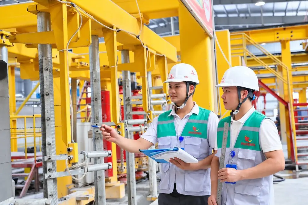 Kỹ sư Phoenix kiểm tra máy móc tại nhà máy